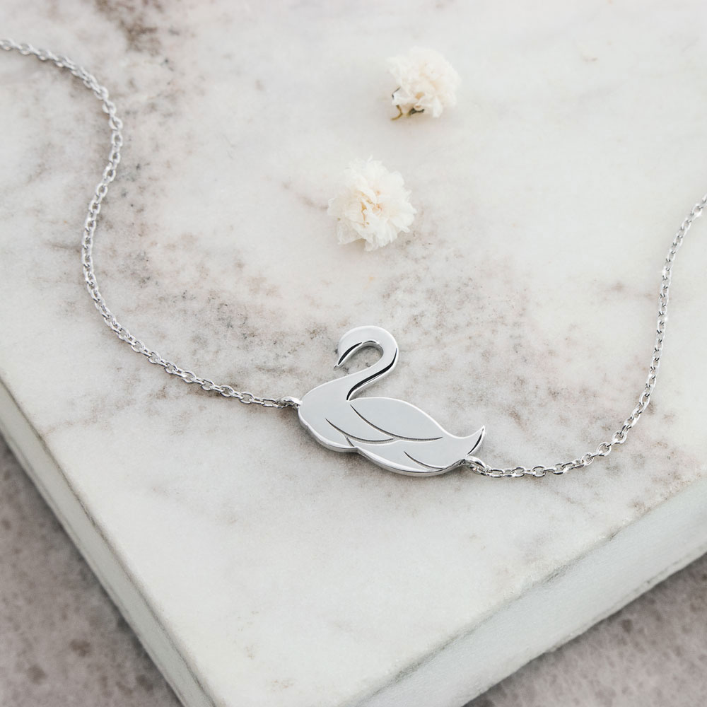 Dainty Bracelet with a Beautiful White Gold Swan