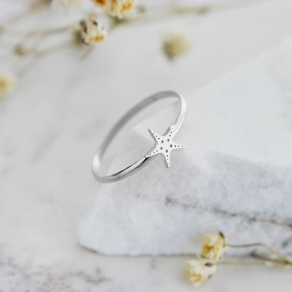 Dainty Starfish Ring made of White Gold