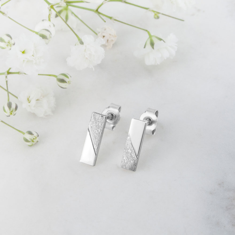 Simple White Gold Bar Stud Earrings with a Contrast