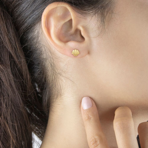 Dainty Clam Seashell Earrings made of Yellow Gold Worn By A Woman