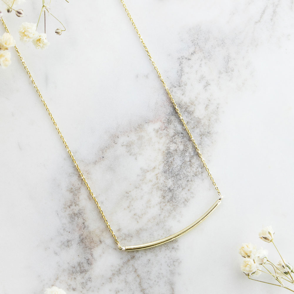 Curved Thin Bar Necklace in Yellow Gold