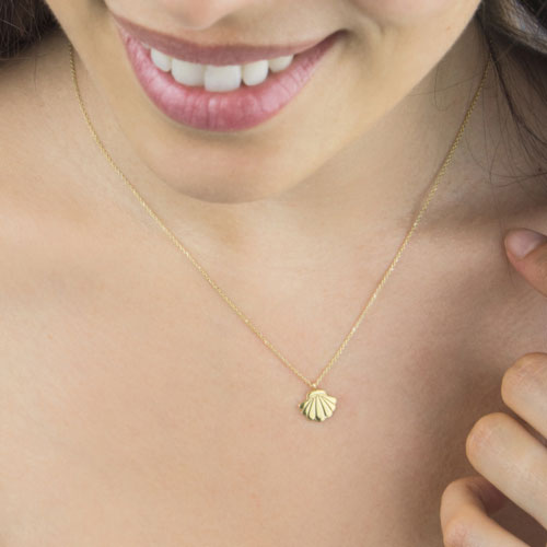 Clam Seashell Pendant Necklace In Yellow Gold Worn By A Woman