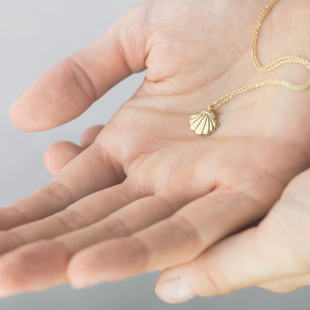 Clam Seashell Pendant Necklace In Yellow Gold